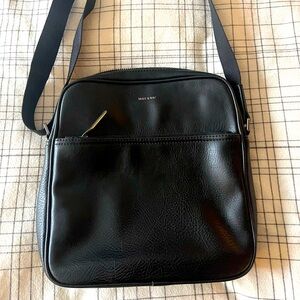 Matt & Nat Vegan Leather shoulder bag. Style: Coen.